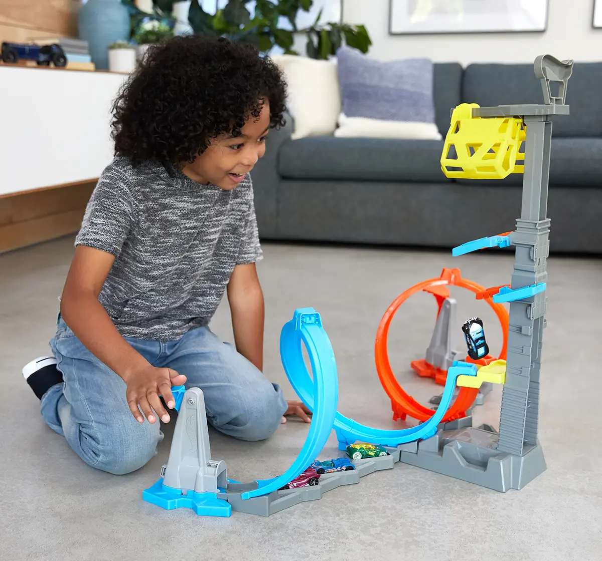 Mattel Hot Wheels Loop & Launch Track Set for Kids 5-10 Years Old with Adjustable 2-Foot-Tall Winner S Cage, Spiral Loop, & Point Panels, Simple Set-Up & Collapsible for Easy Storage GRW39