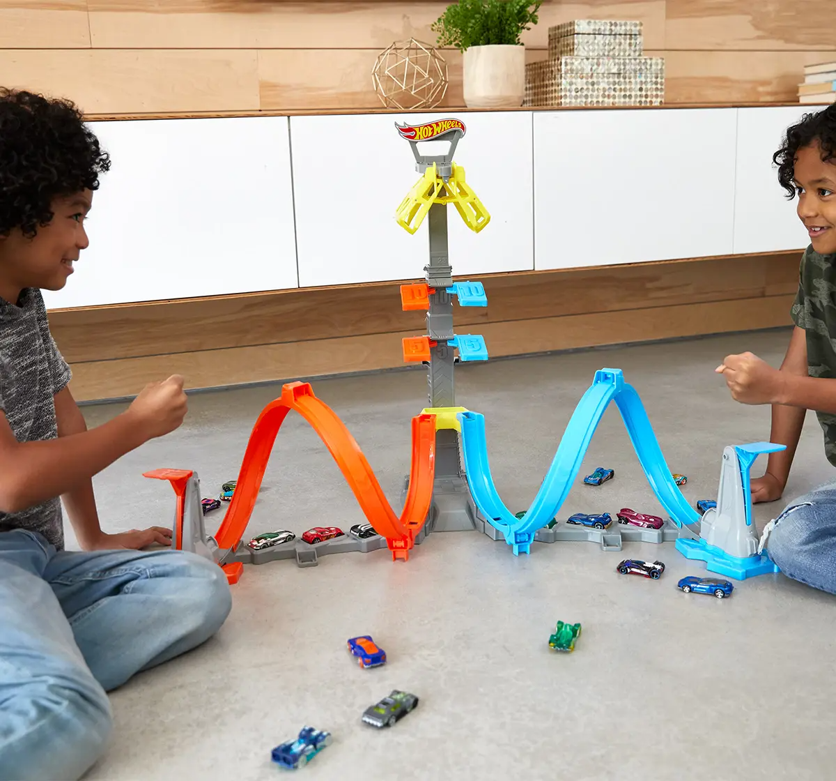 Mattel Hot Wheels Loop & Launch Track Set for Kids 5-10 Years Old with Adjustable 2-Foot-Tall Winner S Cage, Spiral Loop, & Point Panels, Simple Set-Up & Collapsible for Easy Storage GRW39