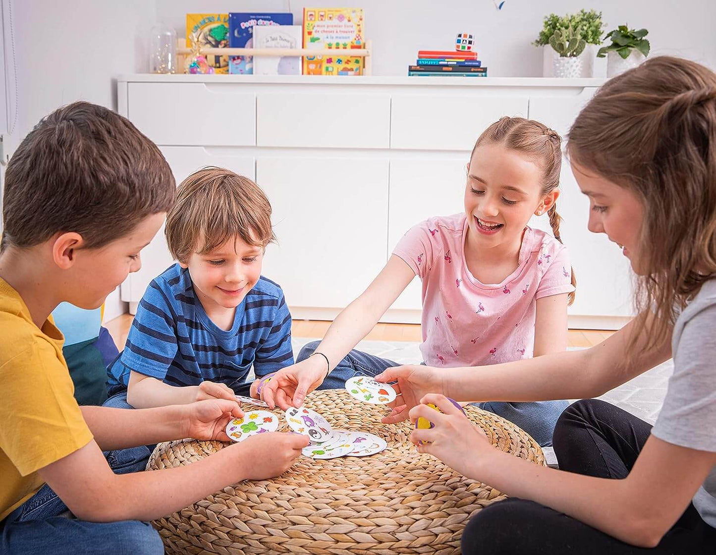 Asmodee Kid's Dobble, Visual Perception Card Game (Multicolour, Ages 6 and Above, 2 to8 Players)