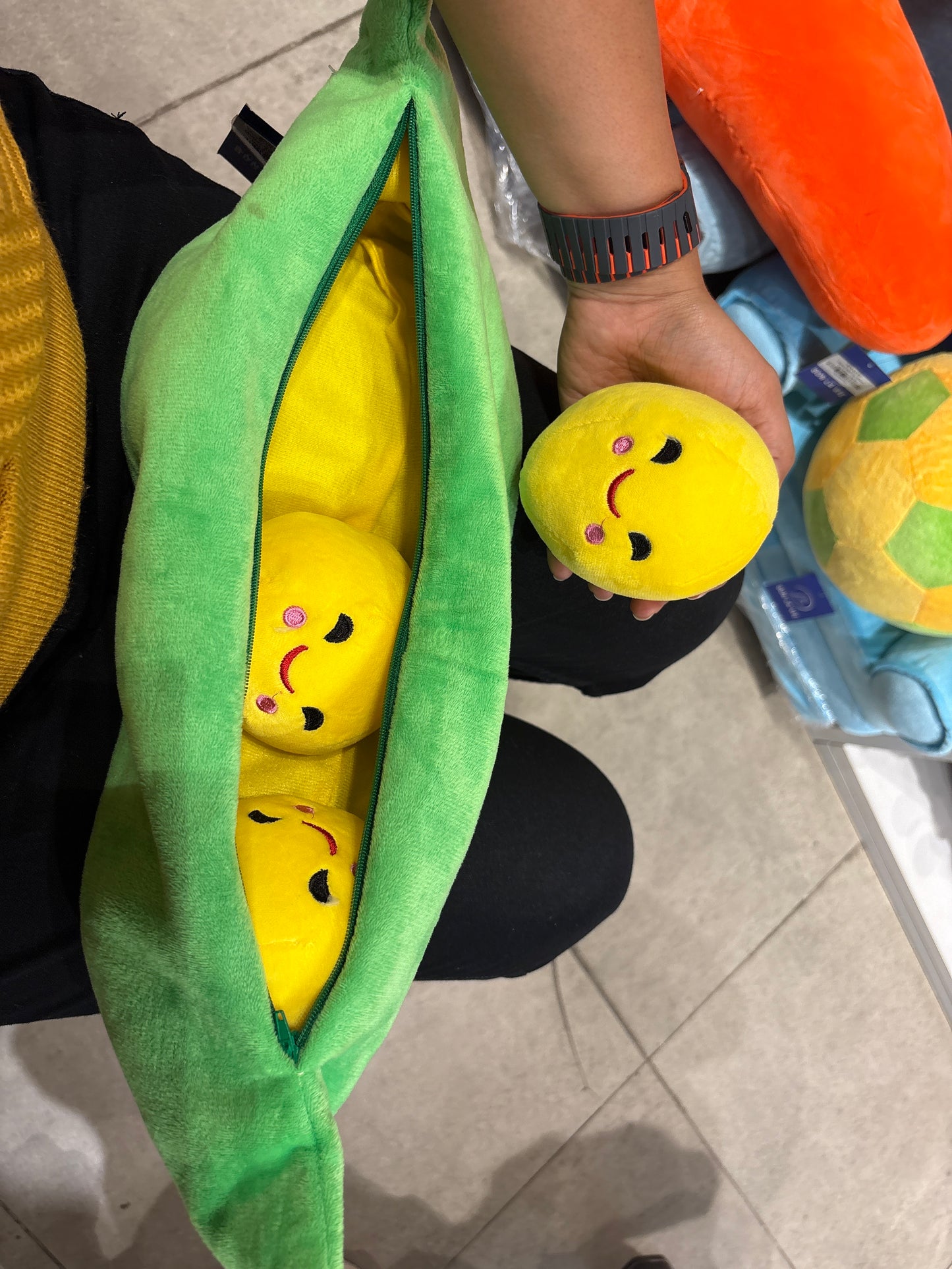 Mutter or pea Soft Toy 50cm with smiley small soft toy balls inside
