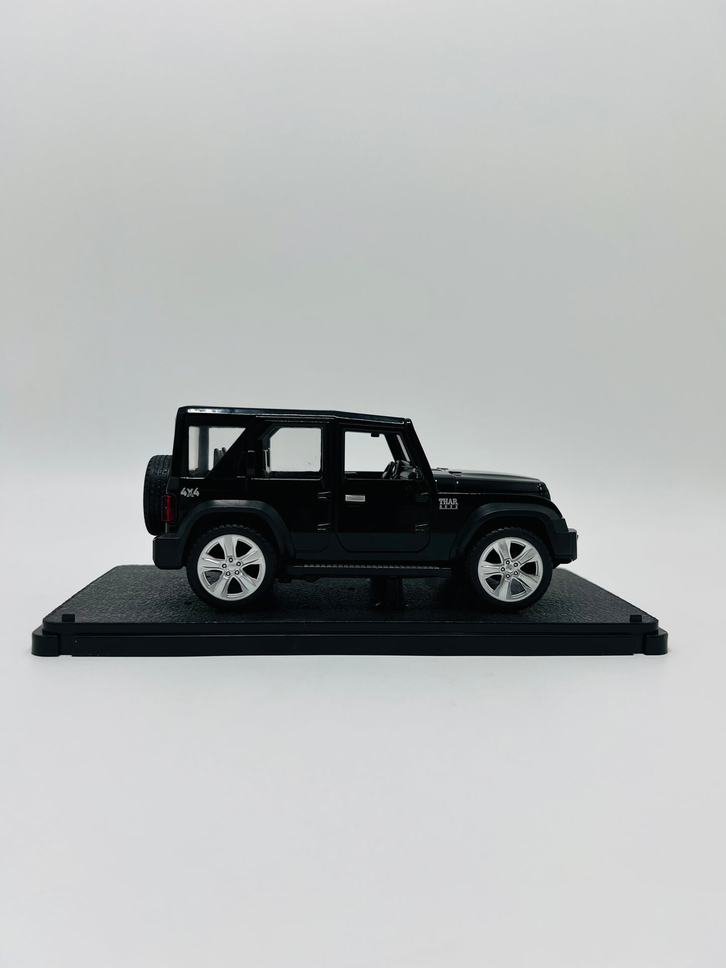 Thar Roxx 1:28 Die Cast Scale Model Car