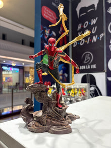 Iron Spider-Man Claws Figure 36 cm