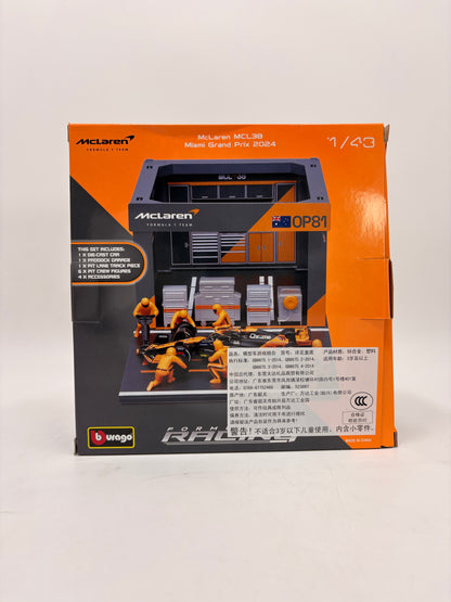 Bburago Original Formula 1 Pit Lane Garage Set with 1:64 Die Cast Car