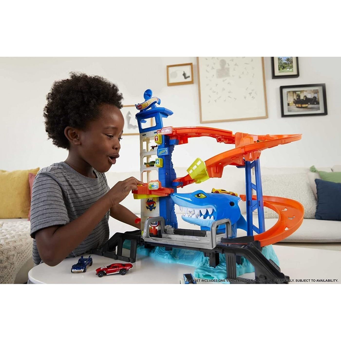 Hot Wheels™ Track Set and 1:64 Scale Toy Car, Multi-Level Playset with Shark Nemesis Challenge, City Shark Escape Playset