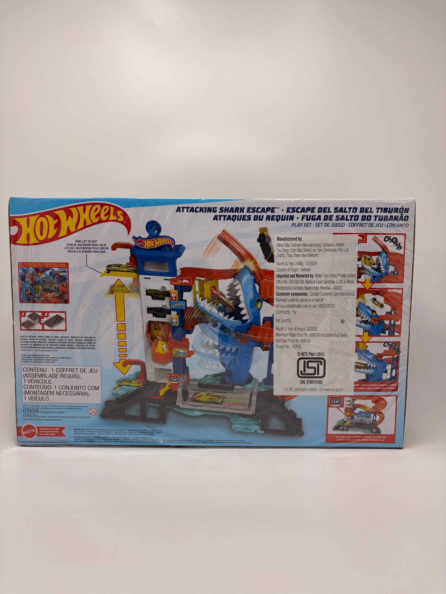 Hot Wheels™ Track Set and 1:64 Scale Toy Car, Multi-Level Playset with Shark Nemesis Challenge, City Shark Escape Playset