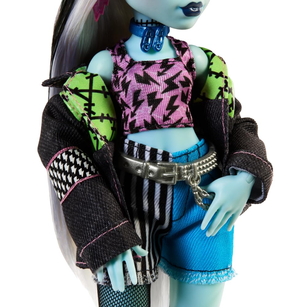 Monster High Cleo De Nile Doll in Golden Blouse and Layered Skirt, Includes Pet Cobra Hissette and Accessories Like a Backpack, Snack and Scroll