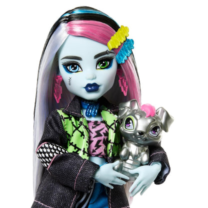 Monster High Cleo De Nile Doll in Golden Blouse and Layered Skirt, Includes Pet Cobra Hissette and Accessories Like a Backpack, Snack and Scroll